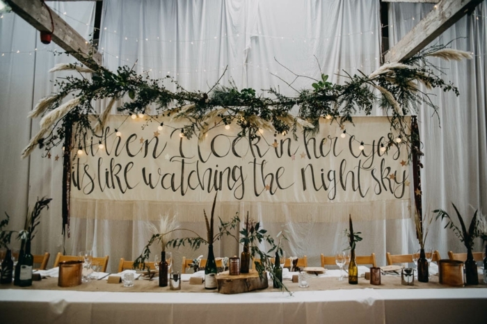 décoration mariage champêtre chic, grande enseigne avec script inspirant, table de mariage élégante