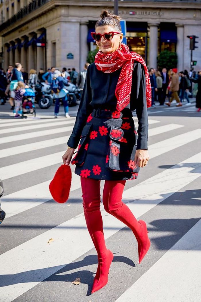 Porter des cuissardes conseils et tendances de mode, tenue avec cuissardes rouges et jupe à fleurs rouges, lunettes de soleil rouges à forme de coeur