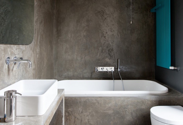 salle de bain monobloc tout en béton ciré avec cadre de baignoire et support lavabo en ciment