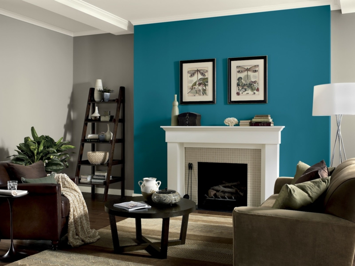 couleur peinture salon bleu et gris, manteau de cheminée blanc, étagère échelle, table basse, fauteuil en cuir