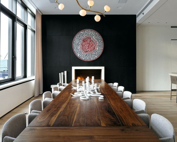 grande table en bois, chaises confortables, déco murale cheminée et mandala, peinture mur noire