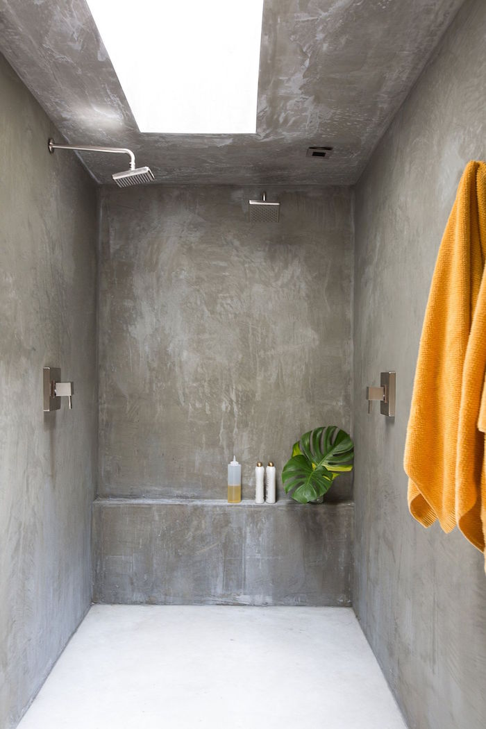 petite salle de bain monobloc sans carrelage tout en béton gris avec douche italienne