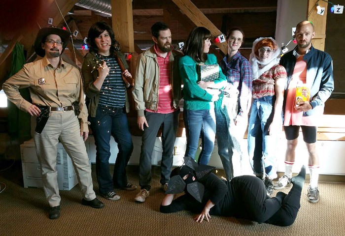 Photo deguisement trop simple pour adultes, groue déguisement ridicule, costume de carnaval de film