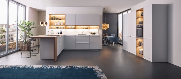 exemple de design intérieur accueillant dans une petite cuisine avec ilot central ouverte vers le salon aménagée avec meubles bois