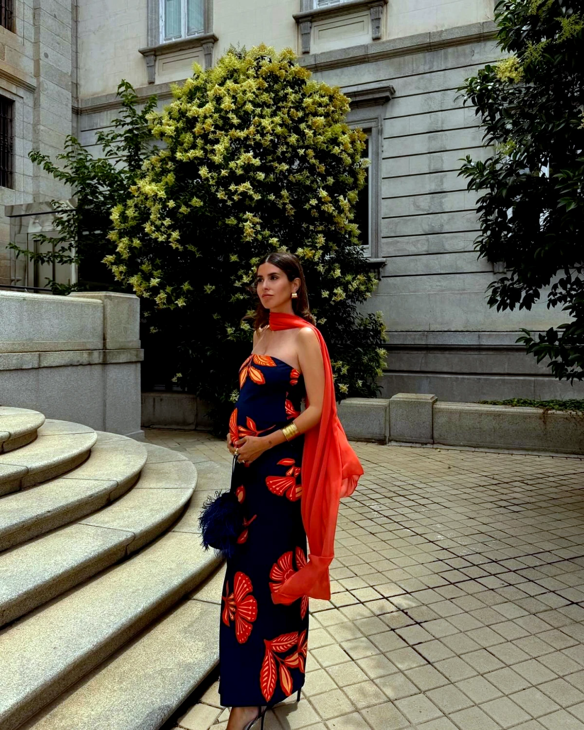 tenue invitée mariage septembre robe noire avec fleur roanges chale orange