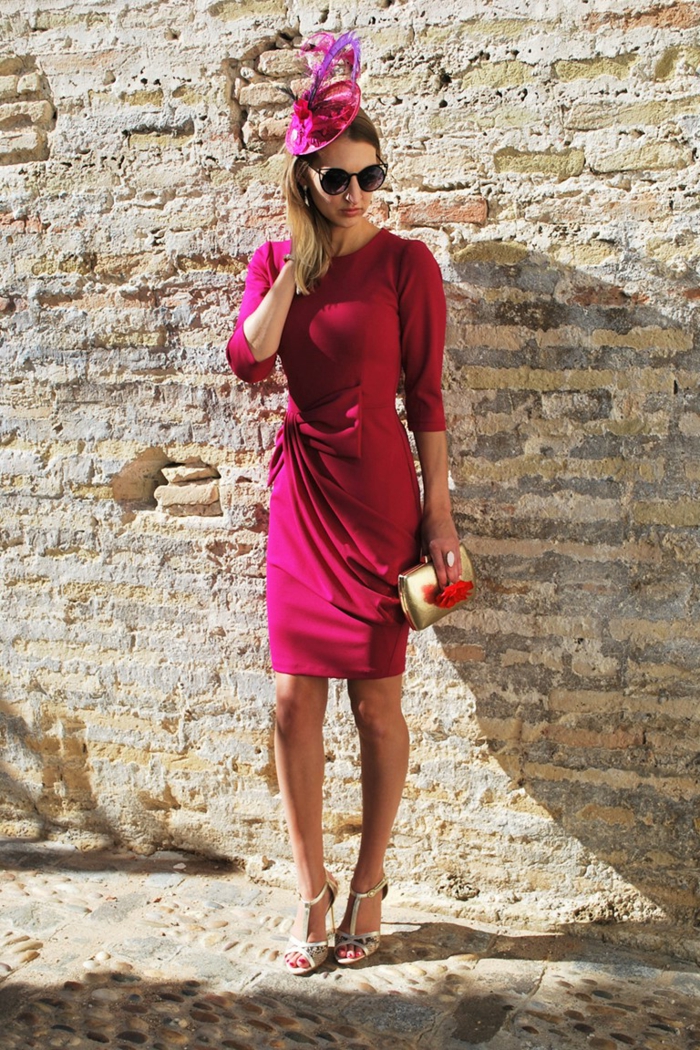 comment bien choisir sa tenue à assister à un mariage, robe rose fuchsia, chapeau élégant, mur en briques