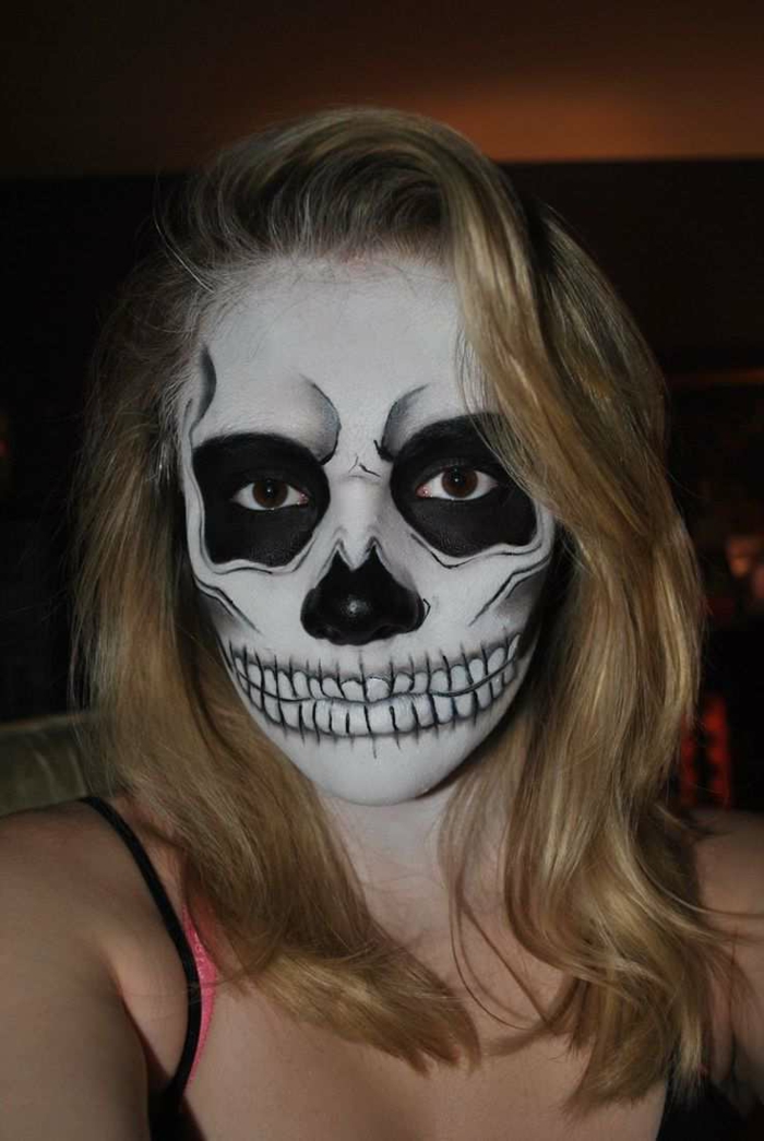 maquillage squelette facile, peinture sur visage en noir et blanc sur le visage d'une jeune file, tête de mort
