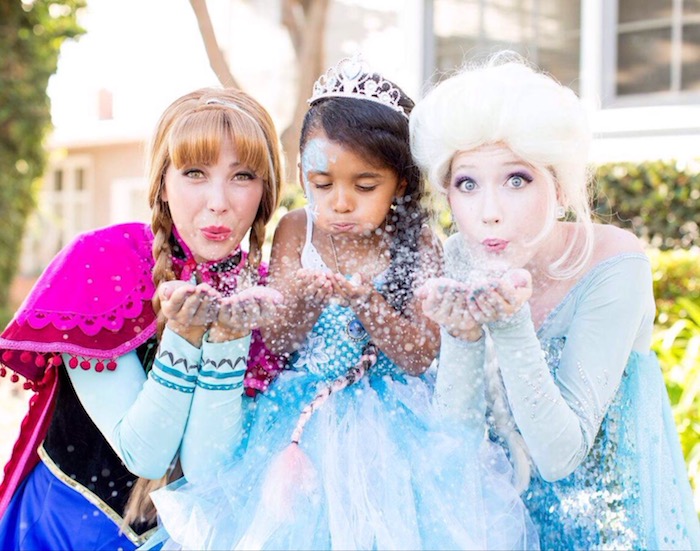 idée animation anniversaire inspiration la reine des neiges avec animatrices elsa et anna et une fille déguisée en princesse