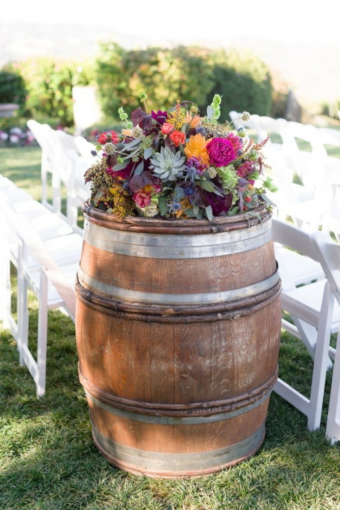 tonneau de vin décoré de plusieurs fleurs jolies fleurs, chaises peintes blanches