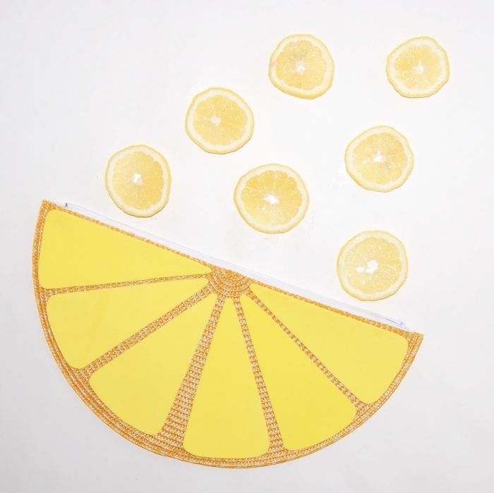 diy pochette de fantaisie originale en forme de citron jaune avec fermeture éclair réalisée à partir d'un set de table détourné