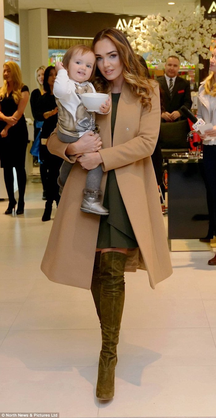 Cuissardes cuir ou cuissarde chaussette, tenue d'hiver chic, s’habiller chic en hiver 2018, manteau camel, femme et son bebe