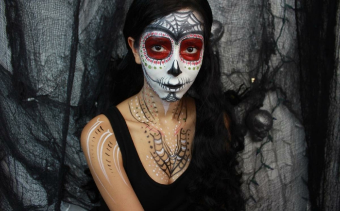 tête de mort sur le visage d'une fille, maquillage halloween squelette, robe noire, toile d'arraignée