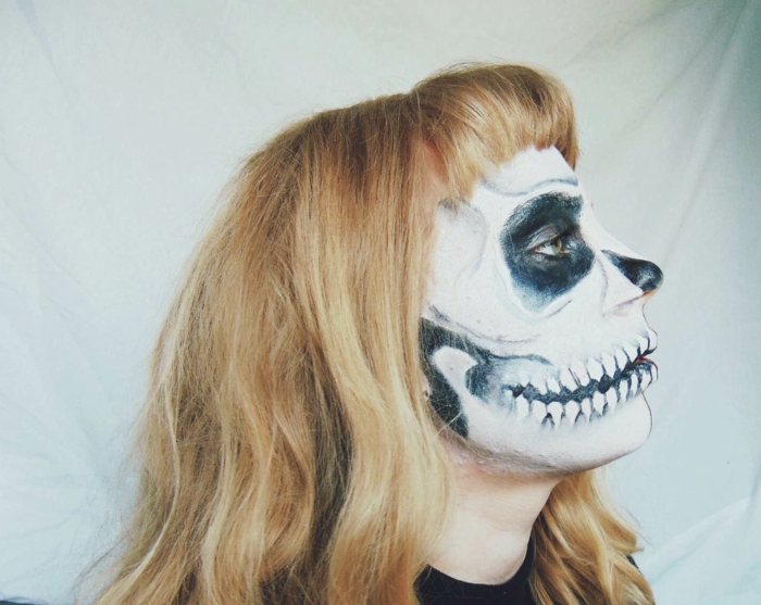 maquillage squelette jeune fille, cheveux blonds, lèvres exagérées avec peinture de dents, machoire soulignée