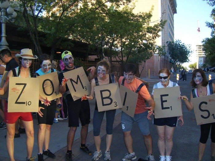 Déguisement facile à créer soi-meme, déguisement original, costumes pour toute la famille, zombies sign