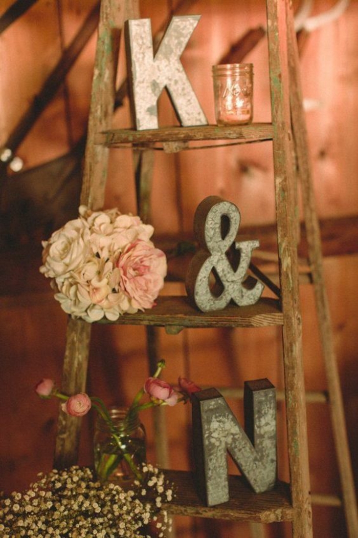 échelle de bois, les initiales des mariés, décoration romantique pour mariage theme champetre