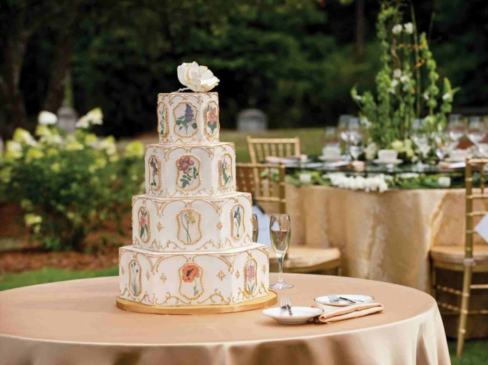 Le plus beau gâteau du monde, gateau anniversaire adulte, photo merveilleuse de gâteau hexagone quatre étages décorés de dentelle au chocolat doré et dessin de fleur realiste