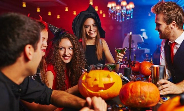 Soirée déguisée organiser une soirée thématique parfait avec beaucoup d amis, Halloween night out avec amis