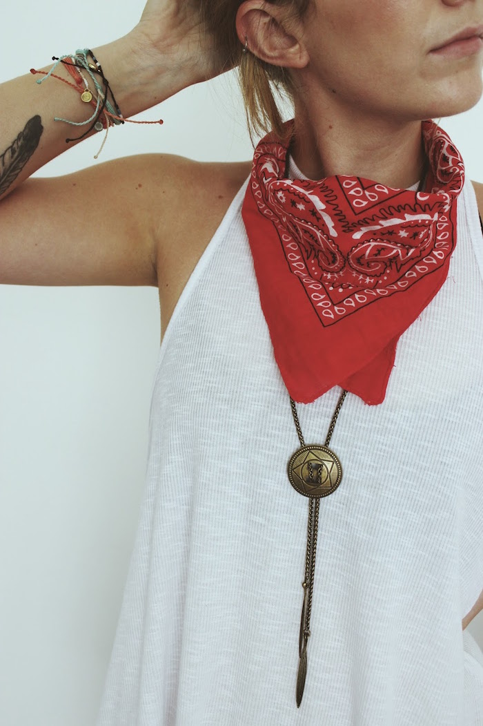 femme avec foulard rouge style bandana autour du cou facon cowboy sur tee shirt blanc