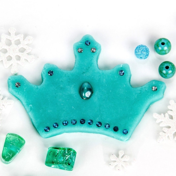 petite couronne bleue découpée dans pate à modeler maison décorée avec strass, jeux de pâte à modeler sur le thème la reine des neige