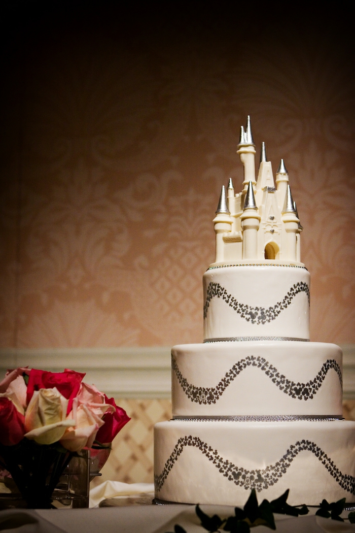 Idée gateau anniversaire ou gateau mariage chateau de Disney, gateau anniversaire adulte photo originale idée de gâteau trois étages et château au chocolat blanche en top