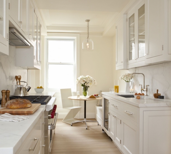 modele de cuisine en parallèle, exemple de cuisine blanche avec crédence à design marbre blanc et plancher en bois clair