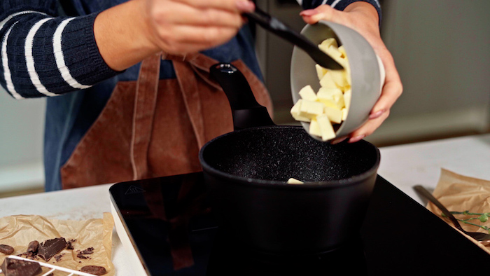 ajouter le beurre à l eau dans la casserole faire chauffer comment faire des churrons par étape