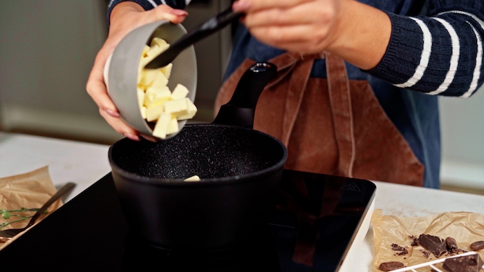 ajouter le beurre à l eau dans la casserole faire chauffer comment faire des churrons par étape