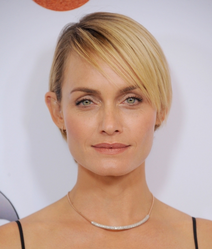 coupe courte femme 2018, exemple de cheveux courts aux racines ombrés avec raie de côté, modèle coupe tendance femme