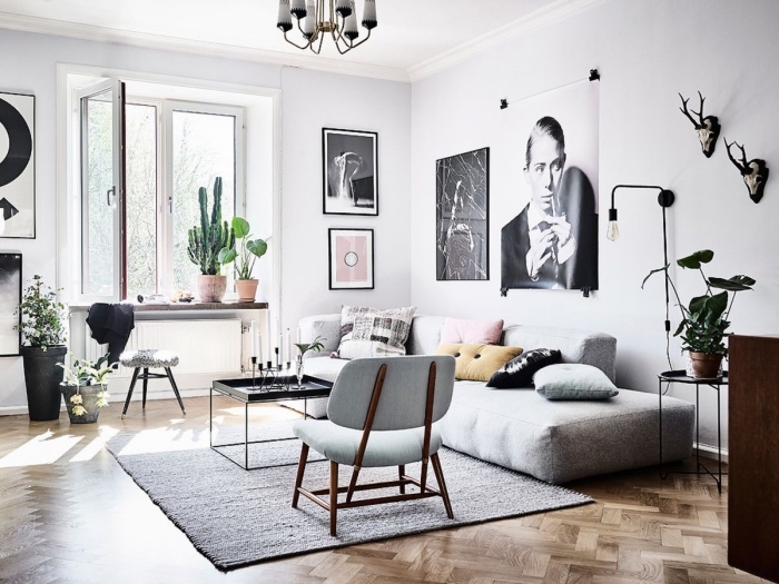 ambiance moderne dans un salon scandinave cocooning avec un mur de cadres original de posters photos noir et blanc en grand format