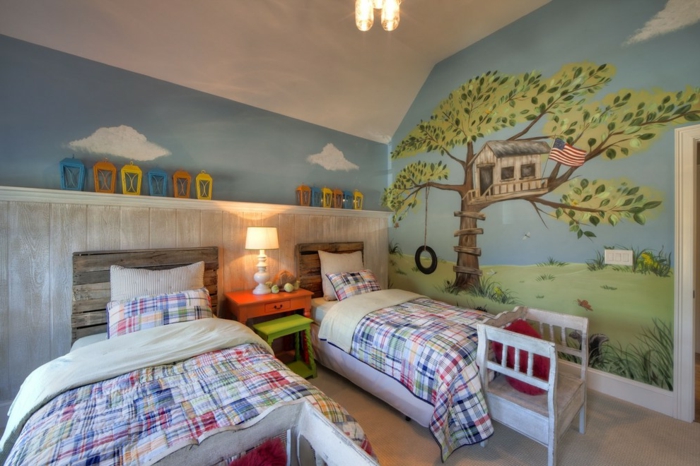 papier peint amusant, deux lits enfant avec tête de lit, tables de chevet, étagère murale blanche