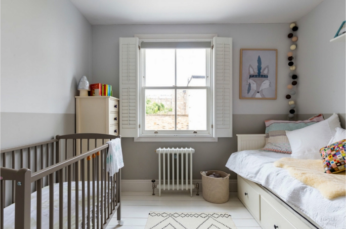 chambre d'enfant gris pâle, lit bébé et lit, sol peint blanc, buffet crème, guirlande de boules