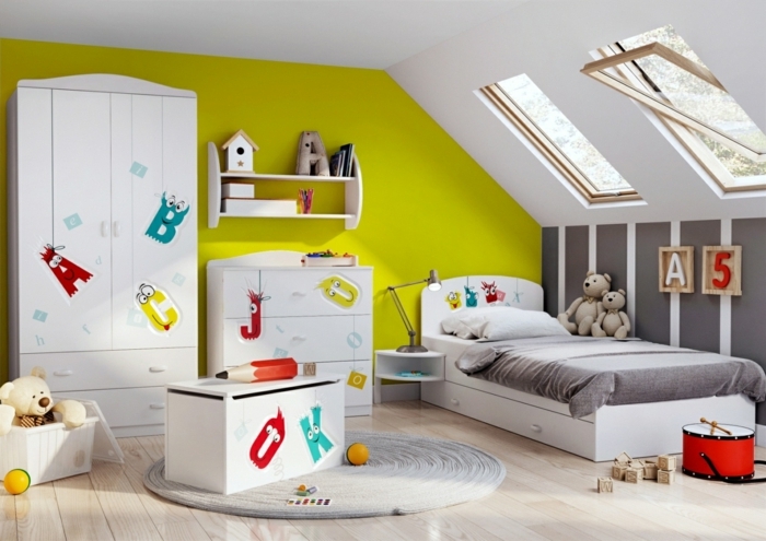 chambre mansardée, aménagement de petite surface, tapis rond gris, coffre à jouets, fenêtres en pente, armoire aux motifs colorés