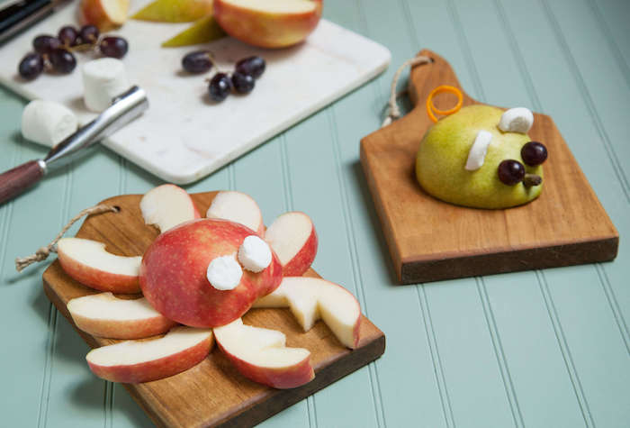 idée d animal au fruits, crabe et souris en pomme avec des yeux aux raisins et murshmallow, idée repas équilibré pour enfant