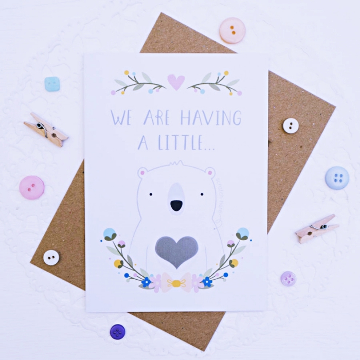 joli faire part de naissance bébé fait main en papier blanc avec dessins mignons fleurs et petit ours avec coeur au centre