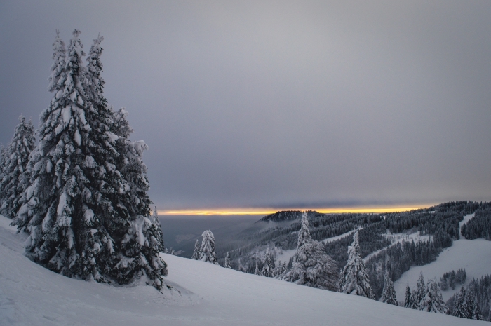 paysage coucher du soleil dans les montagnes en hiver, idée fond d écran gratuit pour ordinateur, photo gratuite hiver