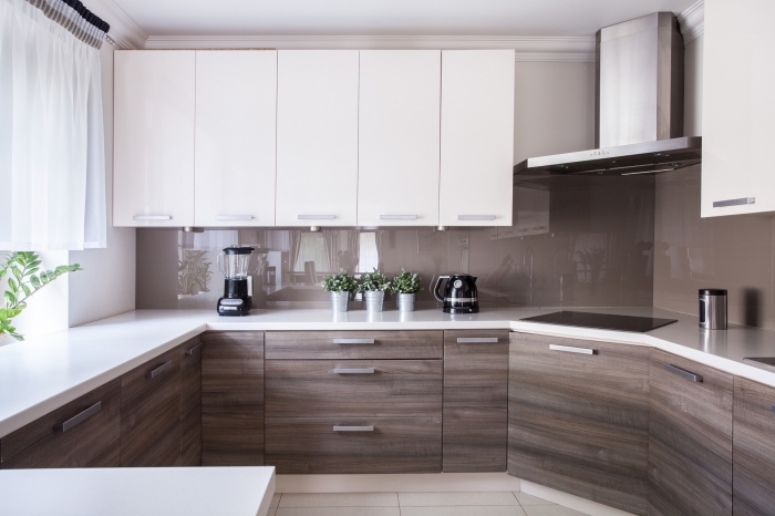 exemple comment creer sa cuisine fonctionnelle dans petit espace, modèle de déco cuisine en blanc et bois foncé