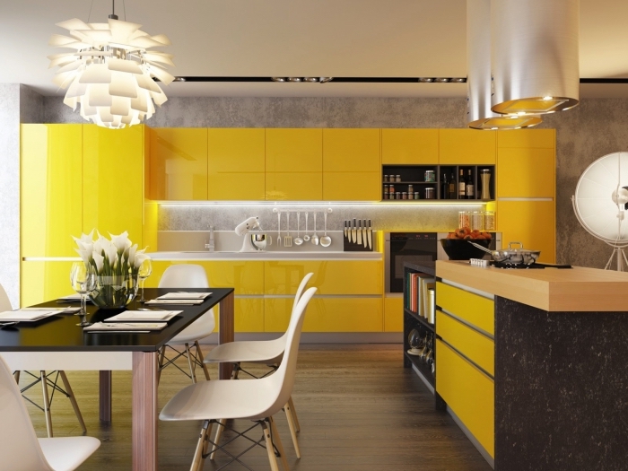 modèle de cuisine moderne avec mur béton et meubles en couleur, exemple comment aménager une cuisine en longueur