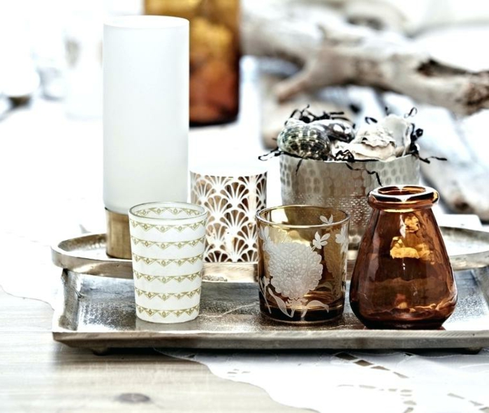 plateau argenté, bougie blanche haute, vases et bougeoirs, deco table basse avec accessoires en verre