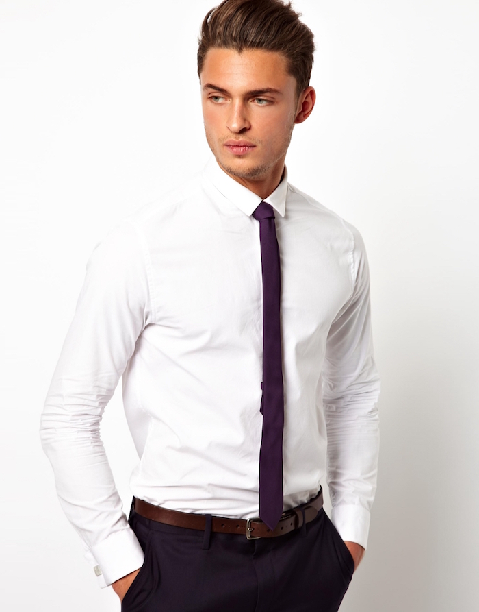 comment nouer une cravate slim fine violet prune avec chemise blanche pour homme