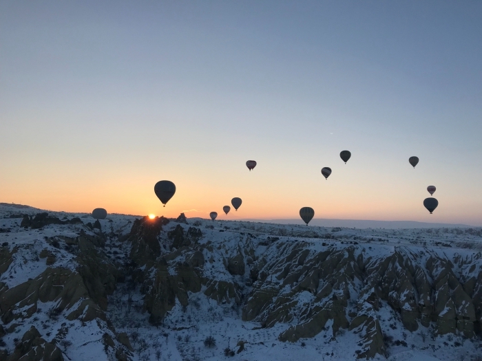 idée paysage hiver pour ordinateur, photo de coucher de soleil et du vol des ballons à gaz au-dessus des montagnes enneigées 