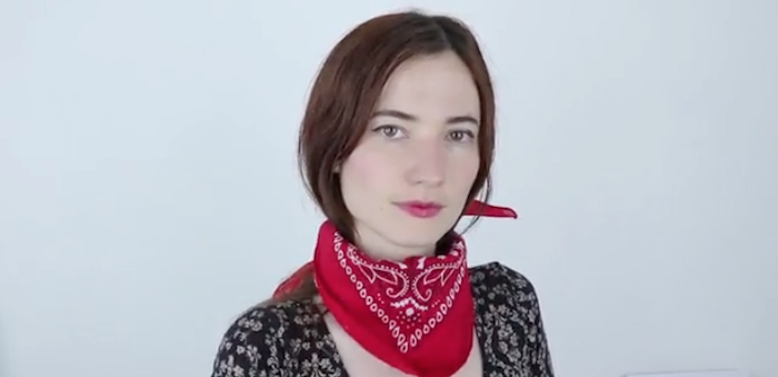 comment mettre un foulard autour du cou facon bandana rouge de cowboy pour femme