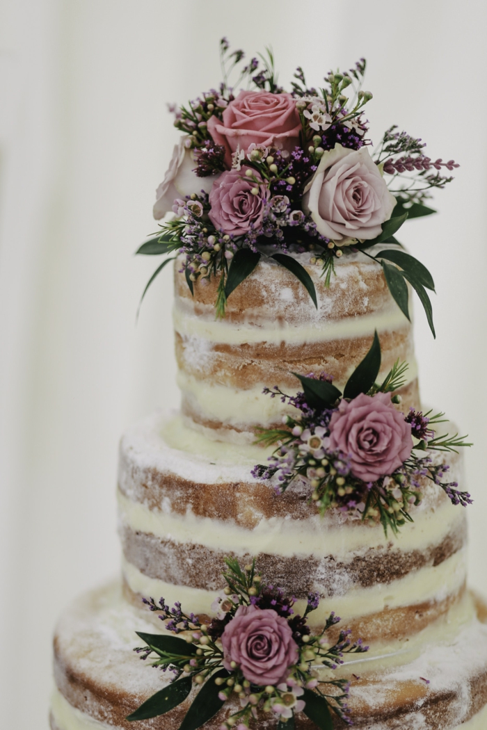 Gateau anniversaire 18 ans, le plus beau gâteau du monde, belle image de gâteau simple sans couverture, naked cake décoré de fleurs comestibles 