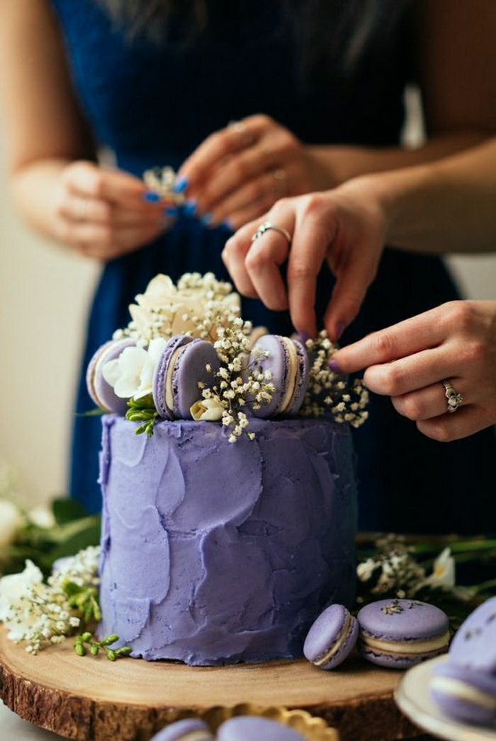 Les plus beaux gateaux du monde france patissier, choisir le plus beau gâteau du monde pour son anniversaire, gateau lavande violet décoration avec mararons lavande et fleurs comestibles
