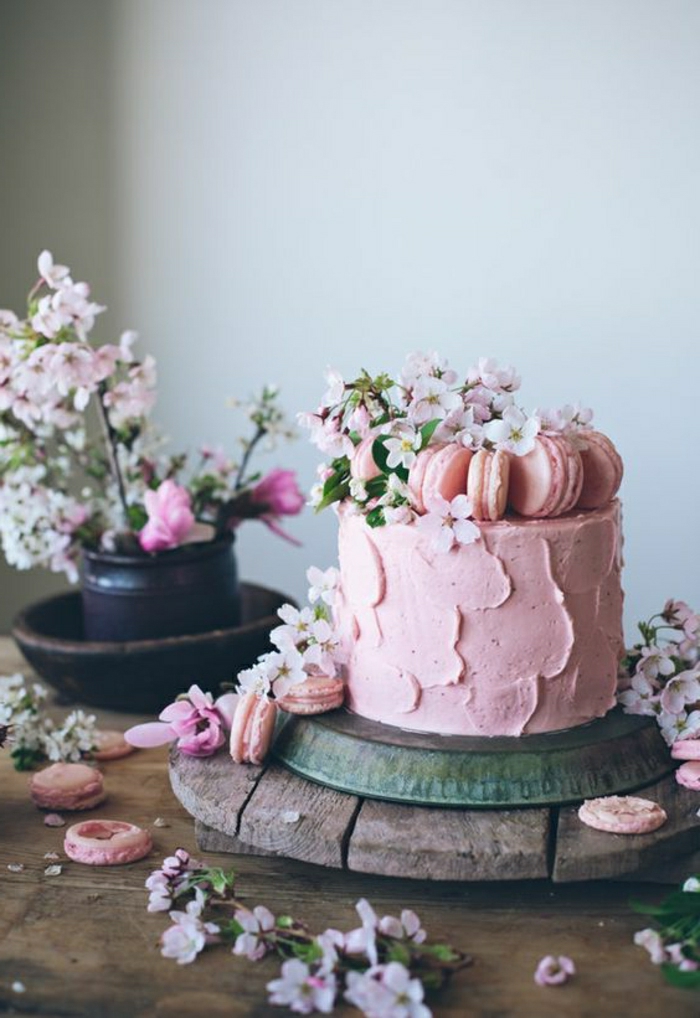 Gateau anniversaire adulte original le plus beau gâteau du monde, gâteau rose avec macarons framboise et fleurs comestibles pour décoration
