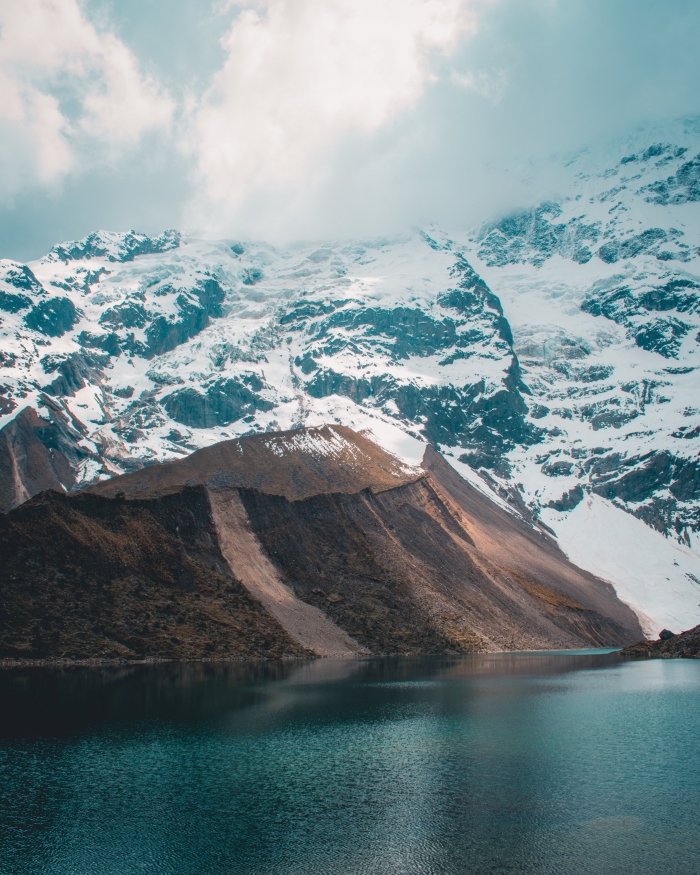 magnifique paysage hiver dans les montagnes, photo lac et montagnes enneigés comme fond d'écran ordinateur