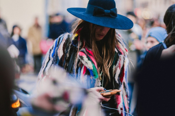 Manteau fausse fourrure femme, robe bohème chic, adorable idée de tenue pour la fashion week en paris ou new york, femme style de la rue hippie chic