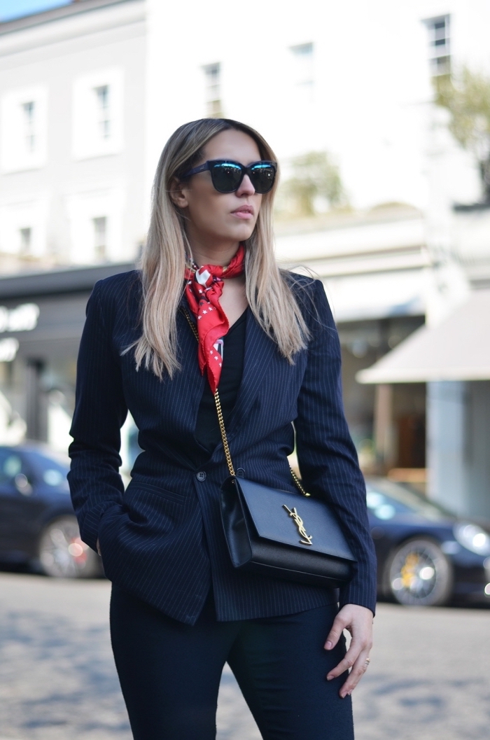style vestimentaire femme au travail, look total noir avec foulard rouge autour du cou, idée accessoires femme pour vision stylée