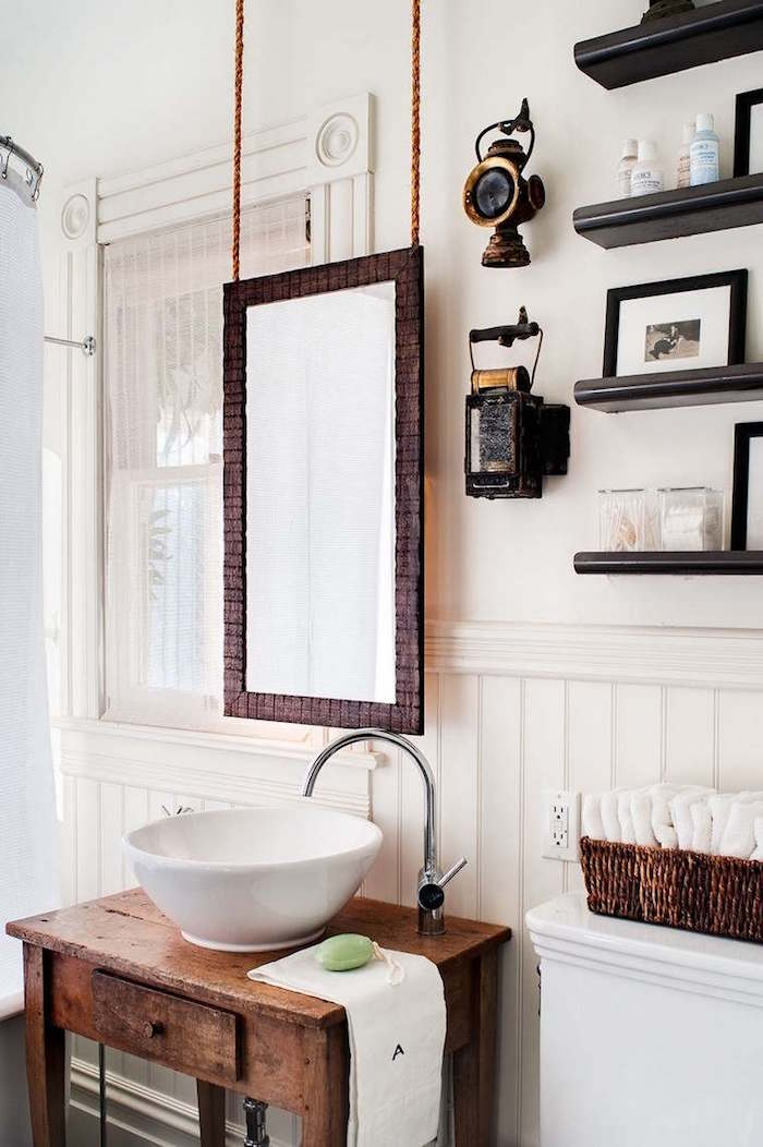 idée deco salle de bain rétro style scandinave vintage avec meubles en bois rustique anciens et vasque bol et miroir boisé suspendu