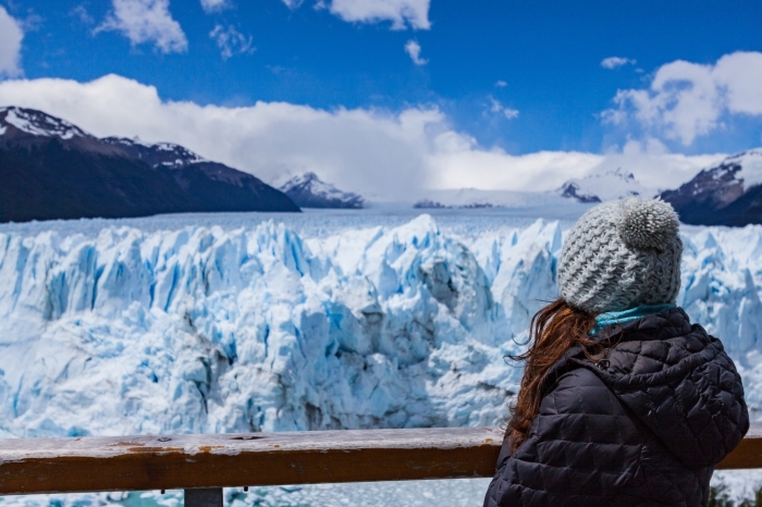 jolie photo d'une fille bien habillée qui observe la nature d'hiver, magnifique paysage hiver avec glaciers et montagnes