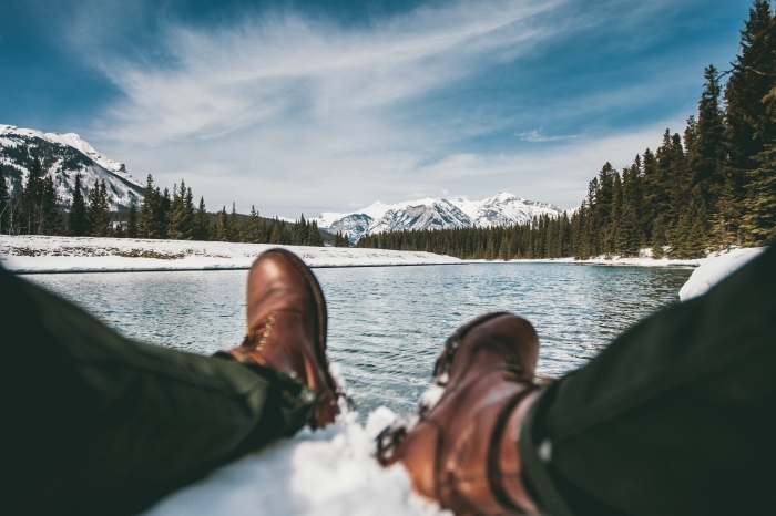 idée fond ecran pc avec une photo de paysage hivernal, image repos au bord d'un lac avec vue vers les sommets enneigés